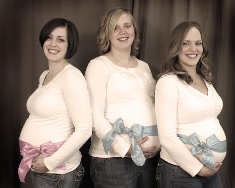 Pregnant sisters / best friends / maternity shoot / bump to bump / together Photoshoot With Sister, Sister Maternity Pictures, Bump Photoshoot, Cute Pregnancy Photos, Baby Bump Photoshoot, Pregnant Sisters, Sisters Photoshoot, Christmas Pregnancy Announcement, Christmas Pregnancy