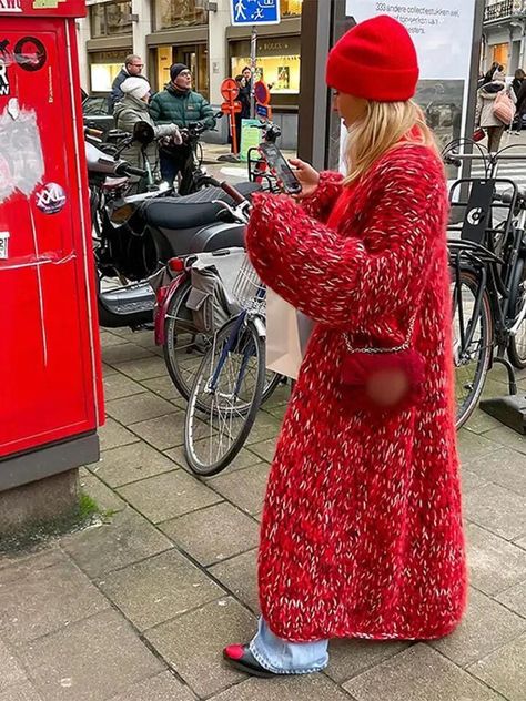 Long flat knitted jacket Red Winter Outfits, Chunky Cardigan Outfit, Red Coat Outfit, Scarf Outfit Winter, Knit Long Cardigan, Cold Fashion, Knitted Jacket, Mama Style, Style Winter