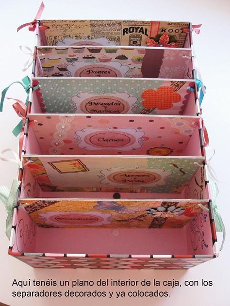 Nuevo tutorial GRATUITO, explicado paso a paso : una caja de recetas con separadores y libreta-atril, ideal como regalo para el Día de la Madre – Cinderella's Scrap Room Scrapbook Organization, Cardboard Box Crafts, Diy Storage Boxes, Easy Paper Flowers, Úložný Box, Manualidades Diy, Diy Cardboard, Craft Room Organization, Cardboard Crafts