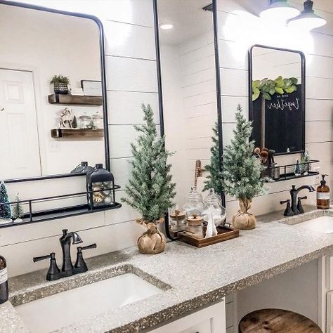 Aesthetic Christmas Bathroom, Bathroom Decor Christmas Ideas, Master Bath Christmas Decor, Green Christmas Bathroom Decor, Guest Bathroom Christmas Decor Ideas, Bathroom Sink Christmas Decor, Rustic Christmas Bathroom Decor, Christmas Decor In Bathroom, Christmas Bathroom Decor Ideas Simple