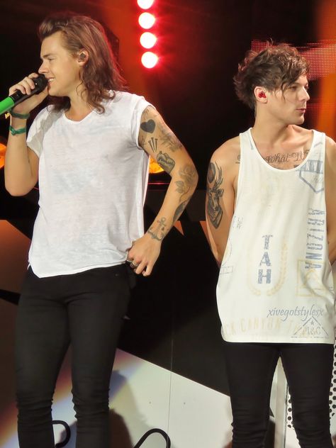 Harry Styles And Louis Tomlinson, Harry Styles Hair, One Direction Louis, Larry Shippers, Height Difference, Yours Sincerely, Harry And Louis, Harry 1d, Louis Harry