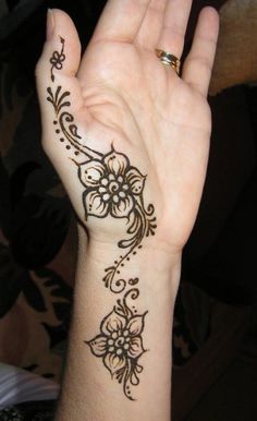 Simple And Easy Mehndi, Small Henna Tattoos, Small Henna Designs, Cute Henna Tattoos, Henna Style Tattoos, Easy Mehndi Design, Henna Inspired Tattoos, Cute Henna, Tato Henna