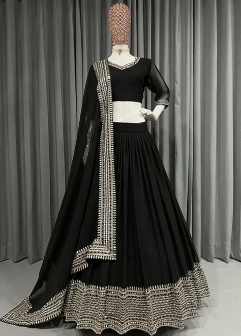 Chaniya Choli Designs, Best Indian Wedding Dresses, Long Blouse Designs, Choli For Women, Lehenga Saree Design, Simple Lehenga, Trendy Outfits Indian, Lehenga Designs Simple, Indian Bride Outfits