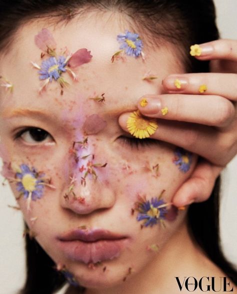 Debut Photoshoot, Flower Makeup, Models Backstage, Flower Photoshoot, Fashion Photography Inspiration, Ap Art, Editorial Makeup, Pose Reference Photo, Effortless Chic