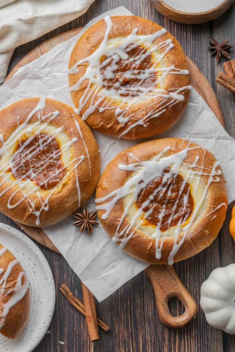 Cheesecake Brioche Buns, Pumpkin Cheesecake Puff Pastry, Pumpkin Kolaches, Honey Buns Recipe, Pumpkin Danish, Cheesecake Buns, Christmas Buns, Apple Brioche, Brioche Buns Recipe