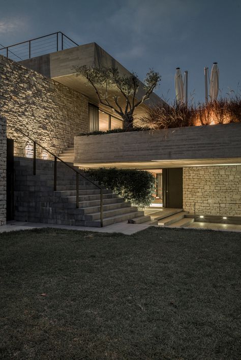 House In Slope, Medeteranian Houses Exterior, Clean Modern House, House Hillside Architecture, Stone And Concrete Architecture, House On The Hill Architecture, Slope Villa Architecture, House With View, Modern Stone House