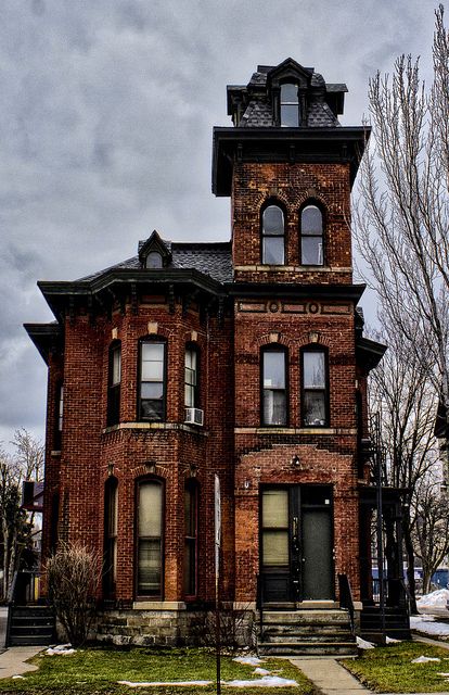 Red Brick Victorian on Alexander by evrmoor, via Flickr Gothic Apartment Building, Victorian Apartment Exterior, Brick Victorian, Victorian Homes Exterior, Old Victorian House, Old Victorian Homes, Victorian Style Homes, Victorian Buildings, Victorian Mansions