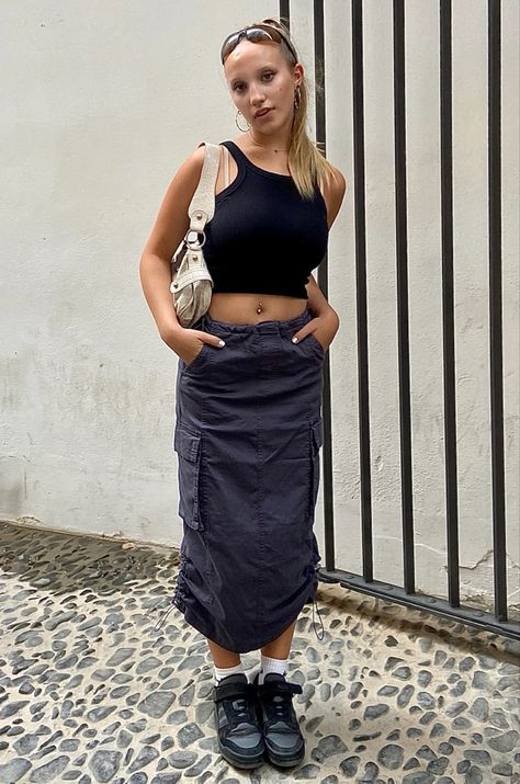 Parachute Skirt Y2k, Parachute Skirt Outfit Summer, Parachute Skirt Outfit Aesthetic, How To Style A Parachute Skirt, Parachute Skirt Outfit Black Women, Black Parachute Skirt Outfit, Parachute Skirt Outfit, Long Cargo Skirt Outfit, Needles Aesthetic