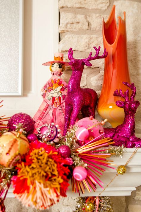 Hot Pink and Orange Groovy Christmas Mantel Jennifer Perkins Pink And Orange Christmas, Hot Pink Christmas, Orange Christmas Tree, Groovy Christmas, Christmas Vignettes, Kitsch Christmas, Pallet Christmas, Orange Christmas, Tropical Christmas