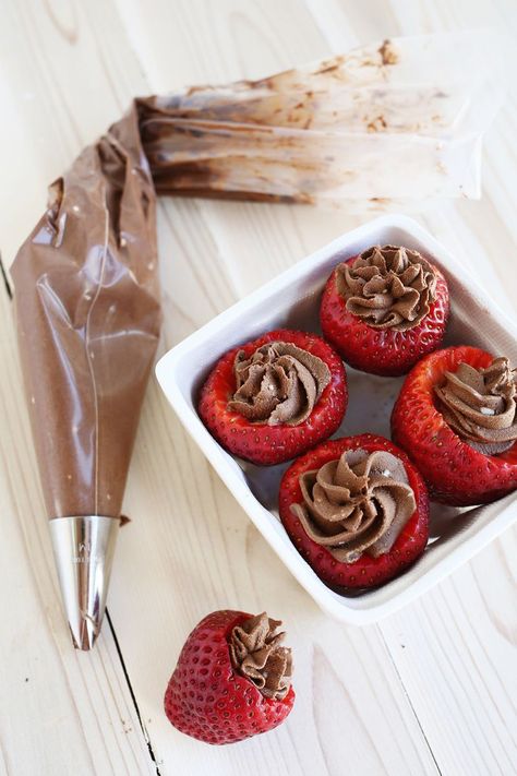 Cheesecake Filled Strawberries, Filled Strawberries, Strawberry Gluten Free, Chocolate Ideas, Ww Desserts, Strawberry Filling, Covered Strawberries, Chocolate Cheesecake, Ww Recipes