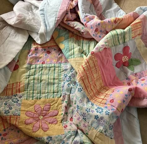 Bed Quilt Aesthetic, Spare Fabric Ideas, Quilted Blanket Aesthetic, Patchwork Quilt Aesthetic, Grandma Quilt Aesthetic, Cottage Core Quilt Patterns, Quilt Aesthetic, Cottagecore Quilt, Cottagecore Bedding & Blankets