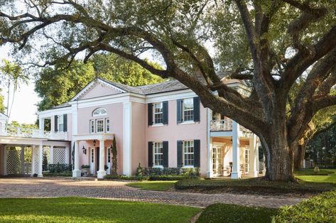 The Prettiest Pink Home in Florida - The Glam Pad Gables On House Exterior, House Exterior Colonial, Coral Gables Florida, Glam Pad, Pink Palace, Charleston Homes, Clarence House, Traditional Interior Design, Pink House