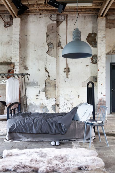 So good. Interior Boho, Loft Interior, Industrial Bedroom, Industrial Interiors, Salon Interior Design, Loft Living, Industrial House, Salon Design, Loft Style