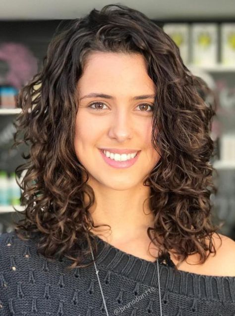 Bob Riccio, Layered Curly Hair, Medium Length Curly Hair, Medium Hair Styles For Women, Medium Curly, Medium Curly Hair Styles, Haircuts For Curly Hair, Curly Bob Hairstyles, Curly Hair With Bangs