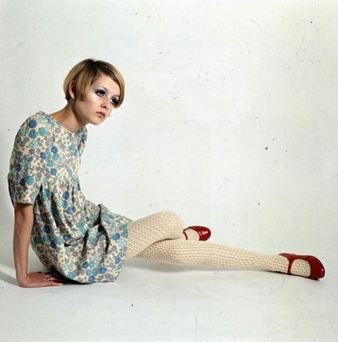 Twiggy in a baby doll mini dress Twiggy Lawson, Colleen Corby, Fashion 60s, Twiggy Fashion, Pattie Boyd, Jean Shrimpton, Bad Fashion, English Fashion, Sixties Fashion