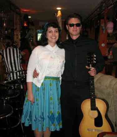 June Cash, Pumpkin Hunt, Johnny Cash And June, Cute Couple Halloween, Easy Couple Halloween Costumes, Easy Couples Costumes, June Carter, June Carter Cash, Johnny And June