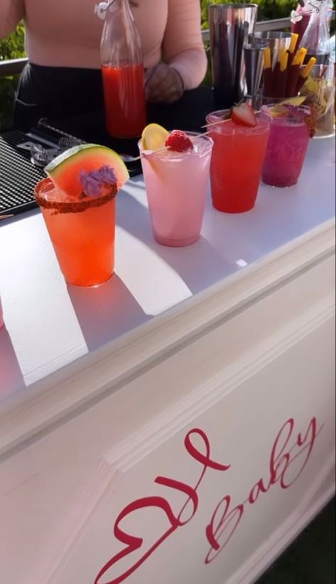 Cute Bar Drinks, Cocktail Food Truck, Luxury Smoothie Bar, Mocktail Mobile Bar, Make Your Own Drink Station, Cocktail Set Up, Drinks To Sell, Drink Ideas For Party, Drink Trailer Ideas