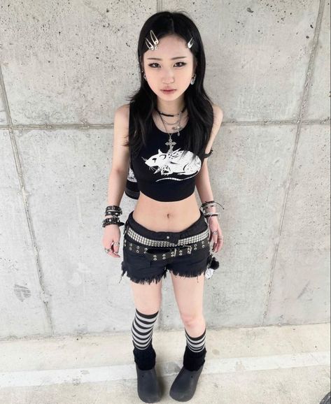 Japan 2000s Fashion, Outfit Emo, Girls Fasion, 2000s Clothing, Rave Fits, Models Off Duty Style, Fashion Shorts, Emo Outfits, Alternative Outfits