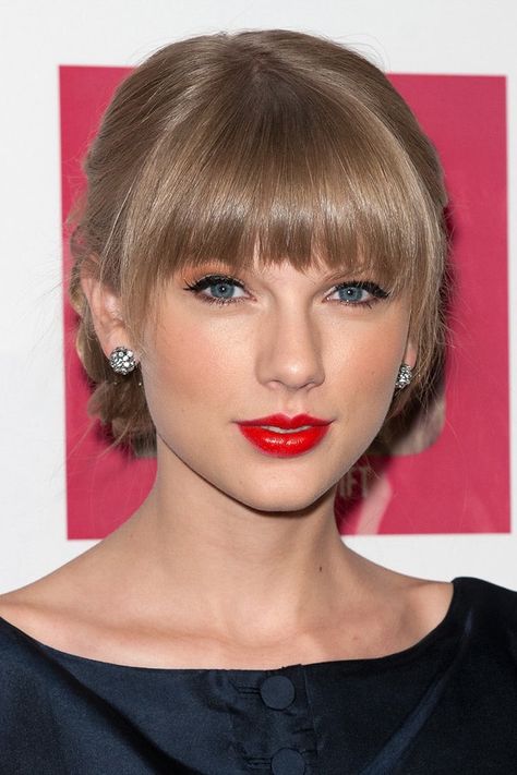 Nine Blunt Bangs Ideas for Your Next Haircut from the Stars | Teen Vogue Taylor Swift Bangs, Growing Out Bangs, Hairstyle Girl, Layered Haircuts With Bangs, How To Cut Bangs, Estilo Taylor Swift, Natural Hair Styles Easy, How To Style Bangs