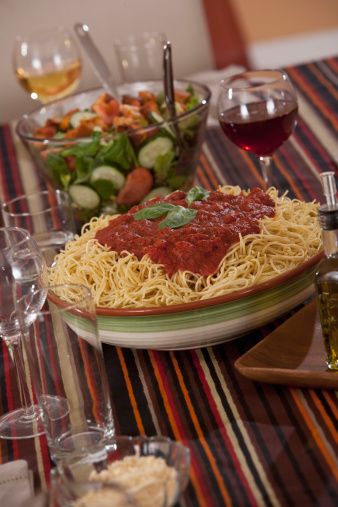 How to Make a Lot of Spaghetti & Keep It Warm | eHow.com Cheap Food Ideas, Cooking Spaghetti, How To Make Spaghetti, Spaghetti Dinner, Homemade Spaghetti Sauce, Cheap Food, Pasta Bar, Homemade Spaghetti, Easy Camping Meals