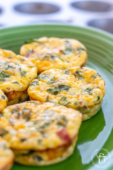 These mini crustless quiche are an easy, make-ahead breakfast that will save you time while being healthy & flexible with what you can add in! Breakfast Quiche Crustless, Quiche Crustless, Quick Quiche, Recipes Eggs, Mini Quiche Recipes, Tin Recipes, Quiche Recipes Easy, Vegetable Snacks, Mini Quiches