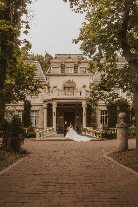 Utah Wedding Inspiration | Romantic Wedding Photos | Utah Wedding Photographer This La Caille wedding was full of so many moody romantic wedding ideas and dreamy wedding photography! Discover more Utah wedding ideas, intimate wedding photography, romantic dress ideas, and Utah wedding locations! Book Kailah for your adventure elopement or destination wedding at kpadventureandphoto.com! Moody Romantic Wedding, Utah Wedding Venues, Vintage Romance Wedding, Wedding Ideas Intimate, Vintage Wedding Venues, Romantic Wedding Ideas, Hollywood Glamour Wedding, Old Fashioned Wedding, Wedding Venues Utah