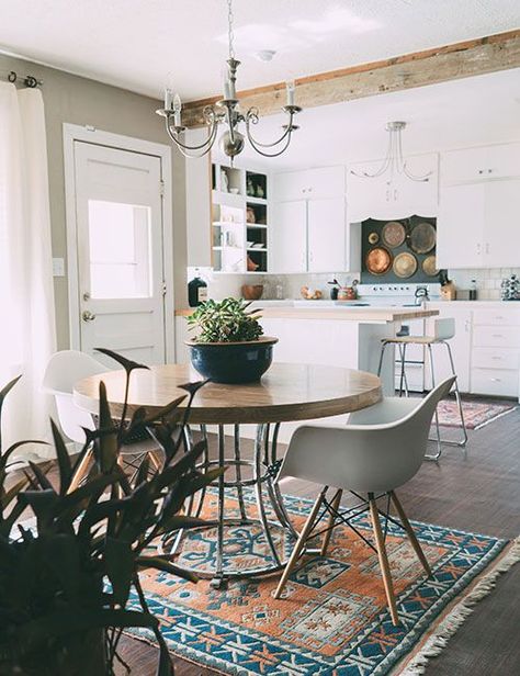 I love the idea of a small round table with two upholstered chairs instead of a table for 6. Bohemian Kitchen, Boho Styl, Surf Shack, Boho Kitchen, Bohol, Small Dining, Room Decorations, Style At Home, Dream Decor