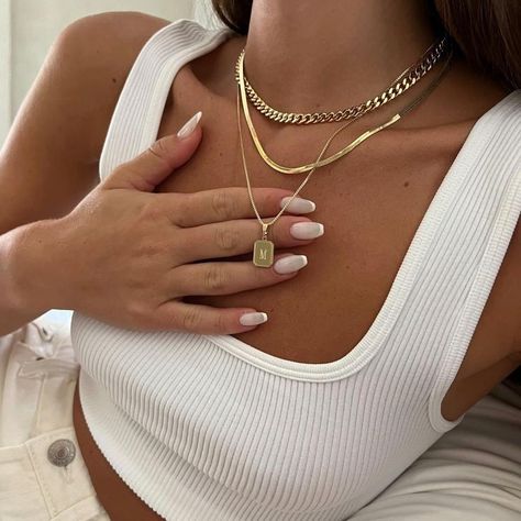 Clean Aesthetic Jewelry, Styling Jewelry Outfit, Gold Jewlerie Aesthetic, Julery Aesthetic, Jelewry Gold, Gold Chains Aesthetic, Golden Necklace Jewellery, Golden Jewelry Aesthetic, Gold Stacked Necklaces