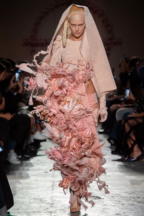 Dilara Findikoglu Spring 2020 Ready-to-Wear Fashion Show - Vogue Unconventional Fashion, Dilara Findikoglu, Space Pirate, Quirky Fashion, Best Moments, Dope Fashion, Ann Demeulemeester, Fashion Show Collection, London Fashion