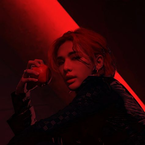 Red Hyunjin Icon, Hyunjin Red Lights Icons, Red Skz Icon, Skz Red Aesthetic, Stray Kids Red Aesthetic, Dark Red Aesthetic Icon, Hyunjin Red Aesthetic, Beige And Red Aesthetic, Dark Red Icons Aesthetic