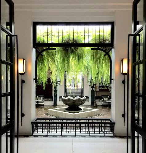 Arrival courtyard Art Deco Courtyard, Interior Courtyard Design, British Colonial Exterior, Luxury Houses Entrance, Indochine Interior, Foyer Ideas Entryway, Indoor Courtyard, Courtyard Ideas, Indochine Style