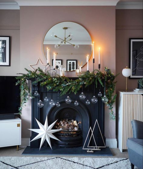 Festive Fireplace, Christmas Fireplace Decor, Christmas Interiors, Holiday Flower, Christmas Mantle, Home For Christmas, Christmas Inspo, Christmas Fireplace, Candle Inspiration