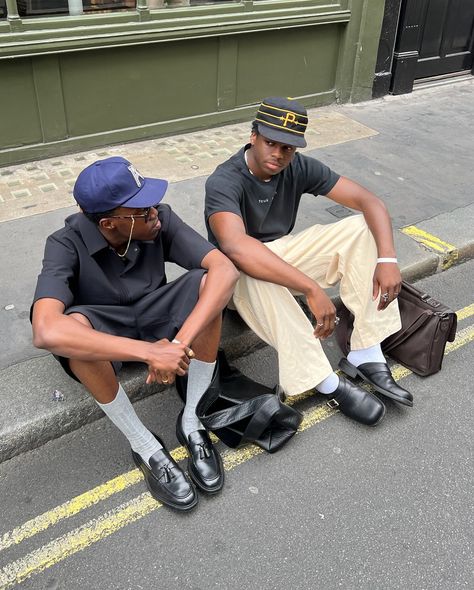 ALL CAPS 🧢 Pic Pose Men, New Era Cap Outfit, Cap Photoshoot, Duo Photo Ideas, Loafer Fits, Duo Pics, Friends Photoshoot, Suits And Sneakers, Cap Outfit