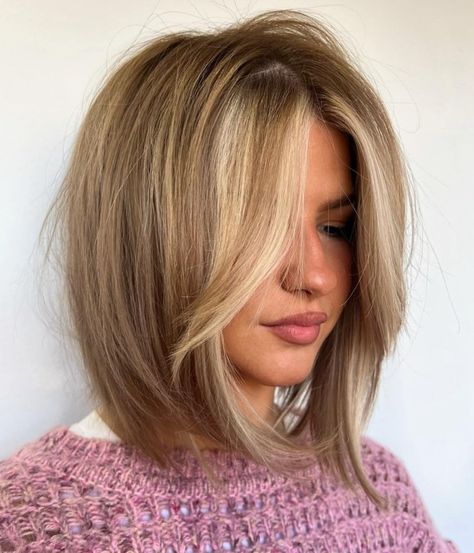 Elongated Blonde Bob with Long Bangs Blond Pony, 40 Year Old Women, Dark Blonde Bobs, Blonde Bob With Bangs, Textured Lob, Bob With Fringe, Bob Haircuts With Bangs, Bangs Ideas, Lob With Bangs