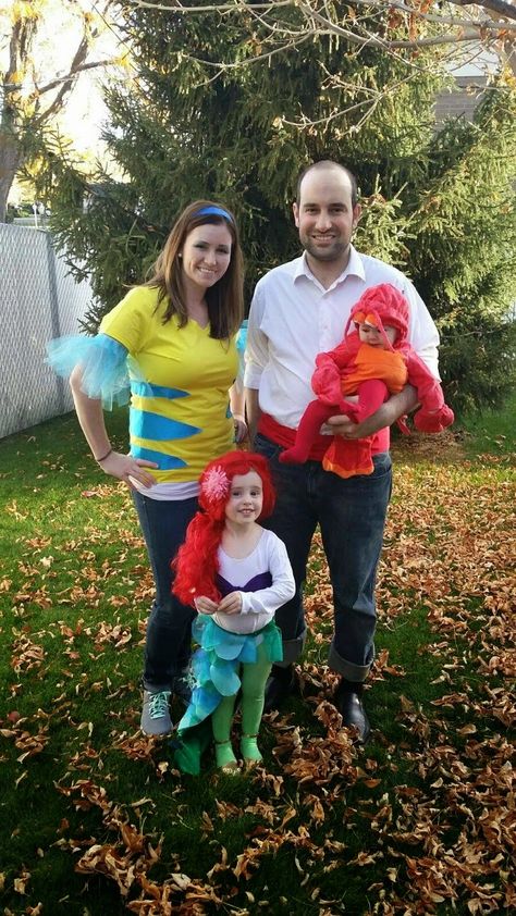 Little Mermaid family halloween costume Stroller Halloween Costumes, Disney Family Costumes, Mermaid Family, Harry Potter Halloween Costumes, Mermaid Cupcakes, Mermaid Halloween, Dog Family, Disney Halloween Costumes, Diy Halloween Costumes Easy