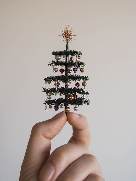 How it's made: A Little Victorian Table Top Christmas Tree — Little Architecture Christmas Tree Decorations Ideas Diy, Diy Miniature Christmas Tree, Fairy Christmas Tree Ideas, Diy Mini Christmas Trees, Miniature Christmas Village Diy, Diy Christmas Miniatures, Christmas Dollhouse Diy, Christmas Tree Making Ideas, Mini Christmas Tree Ideas