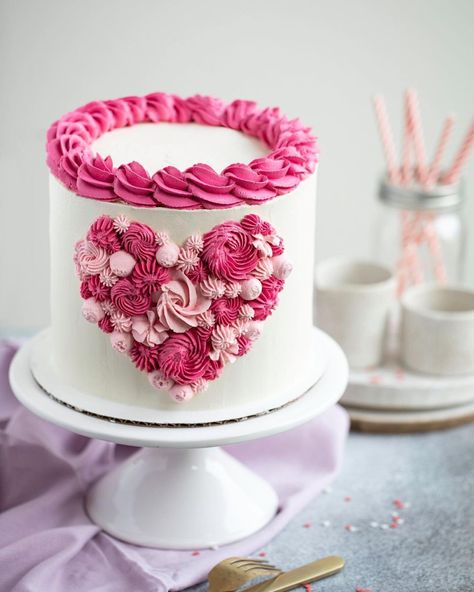 Valentine Cake Ideas Creative Beautiful, Valentines Cake Ideas Creative, Cake Love Valentine's Day, Valentines Wedding Cake, Mini Valentine Cakes, Simple Cake Design, Valentines Cakes And Cupcakes, Valentines Cakes, Valentines Day Cake