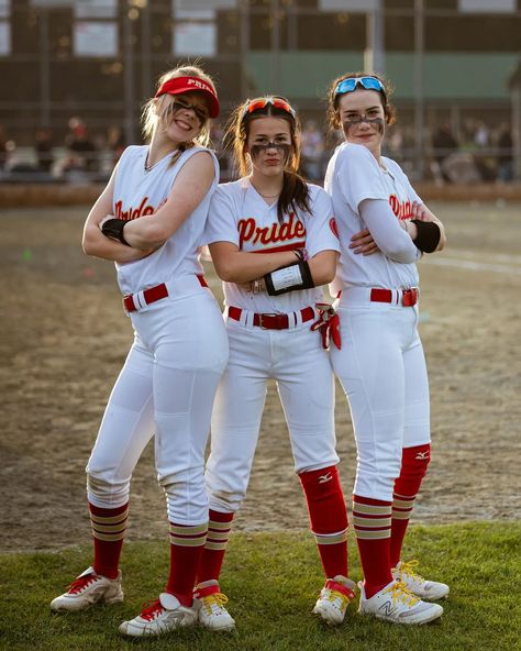 Some shots from @rmpride09b first game I took photos of agaisnt the Outlaws. #photographer #sports #sportsphotography #sunset #dramatic #softball #fastball #actionphotography #sports #sportsedits #mapleridge #tournament #sumrise #goldenhour #pride #softballcanada #bcsoftball #bc #richmondislanders #rawlings #eastonfastpitch #easton Softball Pictures With Friends, Softball Action Shots, Softball Media Day Poses, Softball Photoshoot, Softball Team Photos, Softball Poses, Softball Pictures Poses, Sport Poses, Sports Team Photography