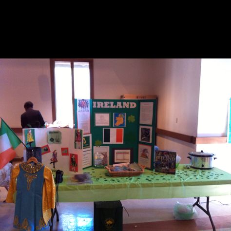 Girl Scouts- World Thinking Day- Ireland table Growing Daisies, World Friendship Day, Geography Project, Girl Scouts Brownies, Scout Swaps, Daisy Troop, Scout Crafts, Brownie Girl, Girl Scout Daisy