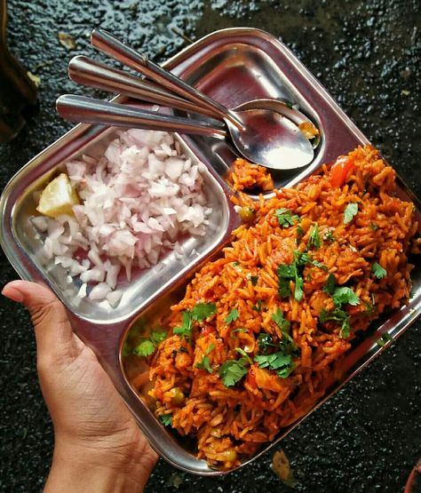 TAVA PULAV DESI STREET FOOD 😋 Street Food Snap, Street Food India, Variety Food, Desi Street Food, Vietnamese Dessert, Indian Vegetarian Recipes, Japanese Street Food, Vegetarian Fast Food, Thai Street Food