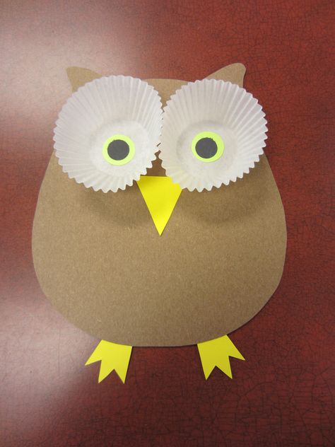 Basic Owl Craft: Cut out owl, beak and claw shapes. Punch or cut two bright colored circles and two slightly smaller black circles. Glue black circles onto the center of colored circles and glue in cupcake liners. Glue the liners, claws and beak onto the owl shape. You now have an adorable owl! Preschool Owl Crafts Easy, Owl Kindergarten Craft, Pre K Owl Craft, Owls Preschool Crafts, Owl Toddler Craft, Owl Craft For Preschoolers, Preschool Owl Craft, Preschool Owl Crafts, O Is For Owl Craft