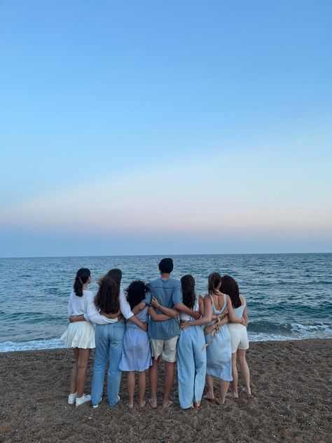 Sea, photoshoot, photos, photo, girls, friends, vacation, photo inspiration Beach Photoshoot Friends Group Photos, Big Group Photoshoot, Group Vacation Pictures, Bhm Photoshoot, Beach Friends Photoshoot, Vacation Pictures Friends, Friends Group Photo, Friends Vacation, Friends Goals