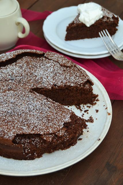 25 de Novembro de 2016 Cá em casa todos adoram chocolate e, claro, bolos de chocolate! E este bolo, além de ter toda a intensidade do cho... Torta Caprese Recipe, Italian Desserts Easy, Chocolate Almond Cake, Flourless Chocolate Cake Recipe, Almond Flour Cakes, Italian Chocolate, Italian Recipes Dessert, Flourless Cake, Italian Cake