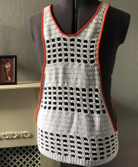 A free pattern to creat this easily adjustable tank top #crochet #crochetpatterns #crochetpatternsfree #menswear #muscletanktop #muscletop #freecrochetpattern #freepattern Crochet Muscle Tank, Crochet Mens Tank Top, Crochet Top For Men, Crochet Mens Shorts, Easy Crochet Heart, Artisanats Denim, Crochet Beach Wear, Crochet Tank Tops, Crochet Men