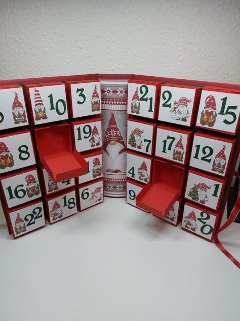 Cool Advent Calendars, Christmas Card Tutorials, Christmas Diy Kids, Advent Calendar Diy, Christmas Tree Advent Calendar, Christmas Advent Calendar Diy, Advent Calendar Gifts, Calendar Craft, Advent Calendar Ideas