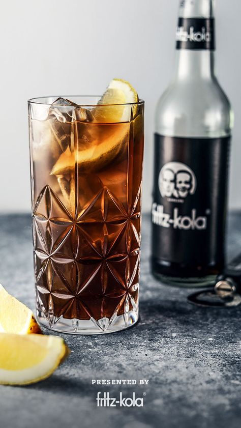 Du hast Lust auf einen Long Island Ice Tea, aber nicht auf den Kater danach? Dann Gönn dir unser Rezept für diesen alkoholfreien Long Island Eistee! Ein einfacher Mix aus spritziger Cola, Apfelsaft und schwarzem Tee, der auch ohne Alkohol erfrischend herb ist. Noch ein Spritzer Zitrone und fertig ist der perfekte Sommer-Drink!