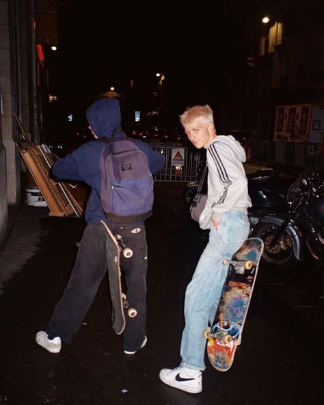 Skater Guys Aesthetic, Skater Core, Skate Outfit, Skateboard Outfits, Skateboarding Aesthetic, Skate Vibes, Skateboard Photos, 90s Skater, Skate Aesthetic