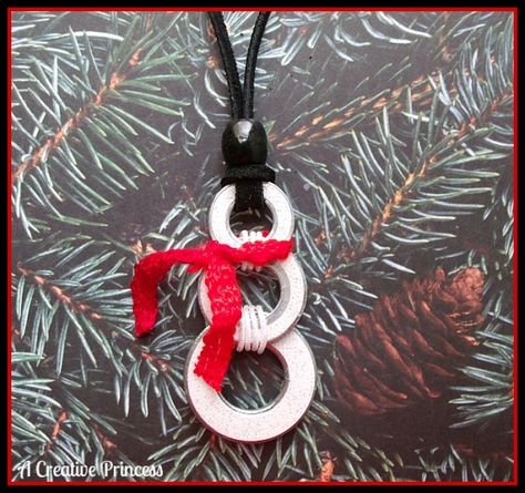 Learn how to use washers to make this adorable snowman necklace. Diy Washer Necklace, Washer Crafts, Washer Necklaces, Washer Jewelry, Girl Scout Crafts, Diy Snowman, 12 December, Snowman Crafts, Winter Crafts