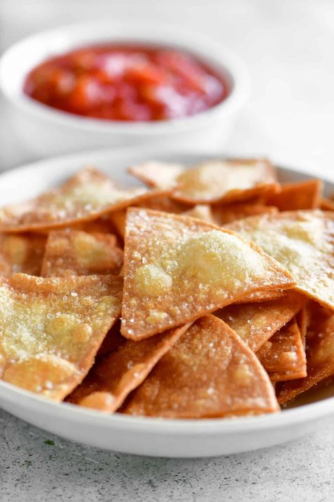 Tortilla Chips Homemade, Cinnamon Sugar Chips, Loaded Nachos Recipe, Apple Nachos Recipe, Chips Homemade, Fried Tortilla Chips, Cinnamon Sugar Tortillas, Dessert Nachos, Tortilla Chip Recipe