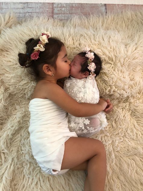 Elle & Alaïa 💗 Ace Family Wallpaper, The Ace Family, 2 Princess, Maternity Photography Poses Pregnancy Pics, Sisters Photoshoot, Ace Family, Newborn Shoot, Newborn Photoshoot, Cute Family